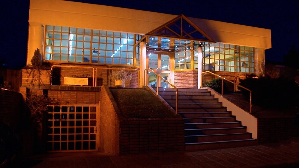 Fachada del hotel de noche