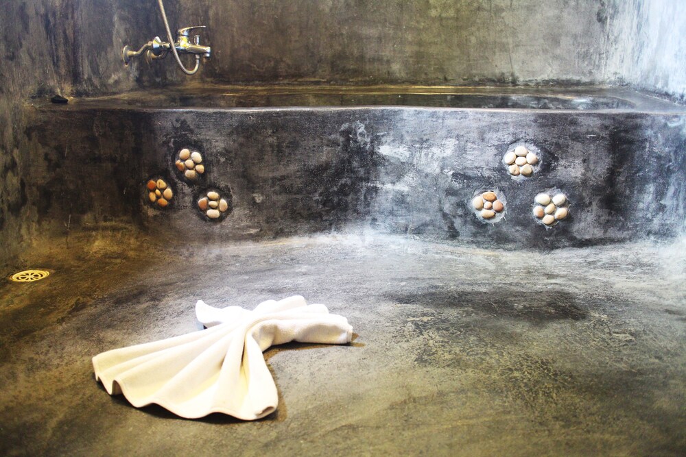 Deep Soaking Bathtub