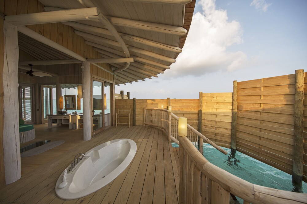 Deep Soaking Bathtub
