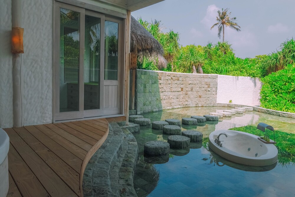 Deep Soaking Bathtub
