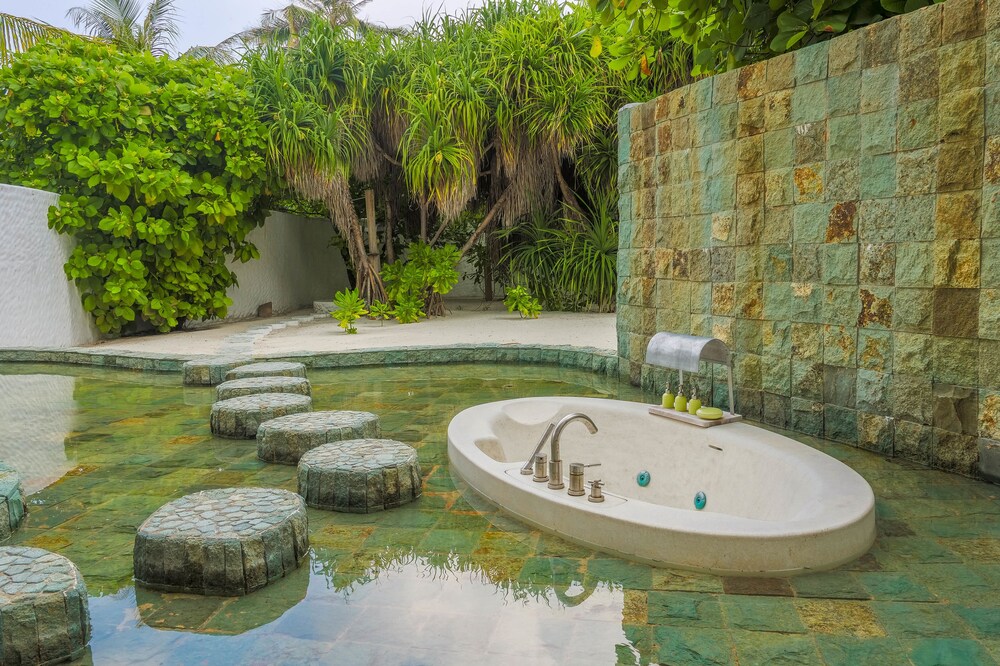 Deep Soaking Bathtub