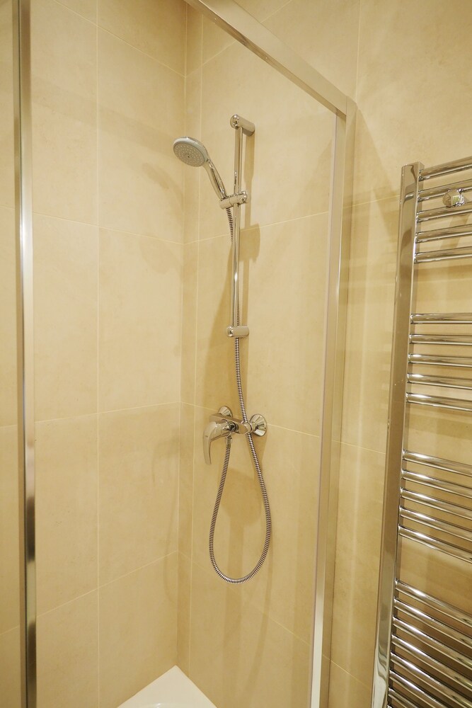 Saint Germain Cosy Suite - Bathroom Shower