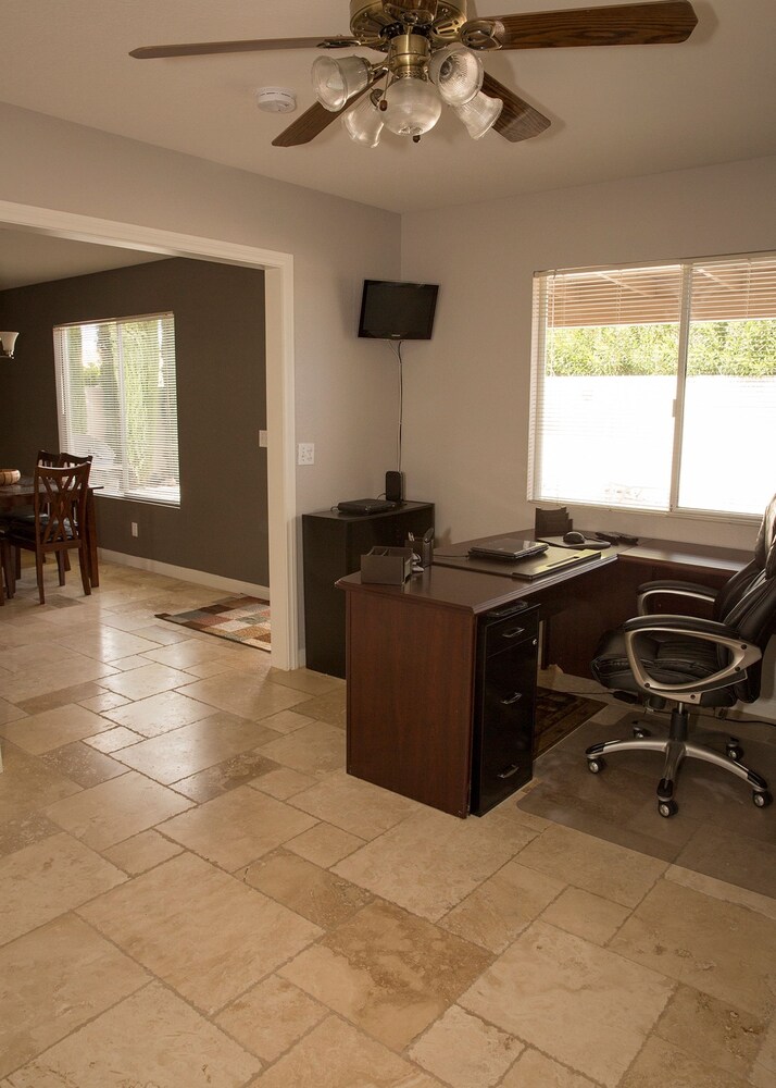 Luxury House, 3 Bedrooms, Mountain View - In-Room Business Center
