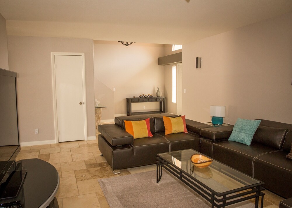 Luxury House, 3 Bedrooms, Mountain View - Living Room