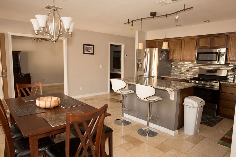 Luxury House, 3 Bedrooms, Mountain View - In-Room Dining