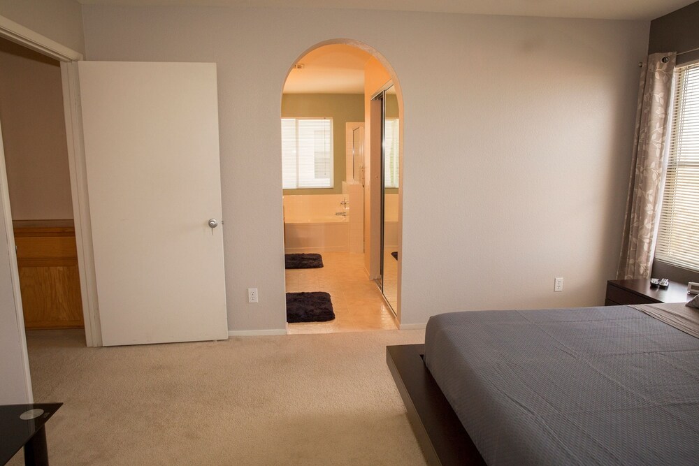 Luxury House, 3 Bedrooms, Mountain View - Guestroom