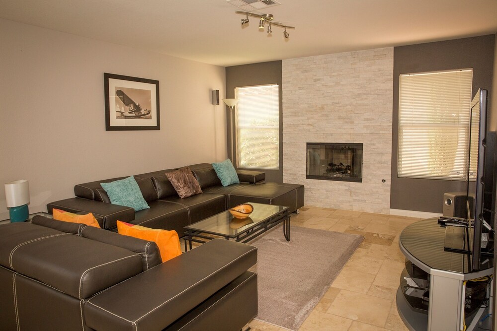 Luxury House, 3 Bedrooms, Mountain View - Living Room