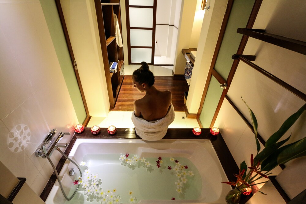 Deep Soaking Bathtub