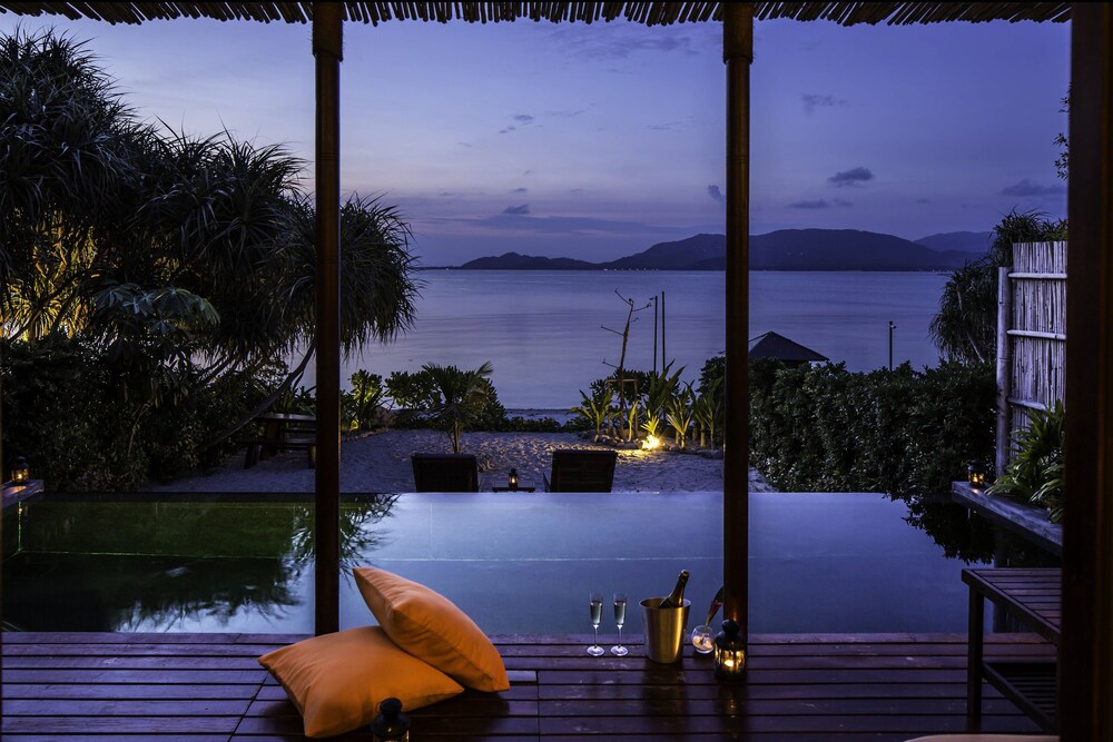객실 (Beachfront Pool Villa)
