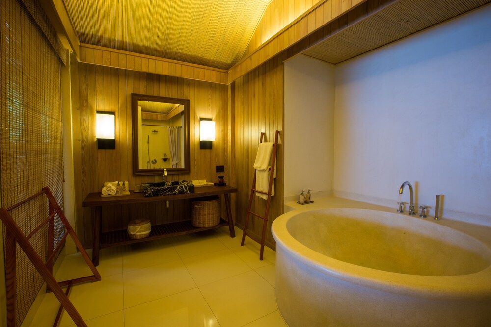 욕실 세면대 (Beachfront Pool Villa)