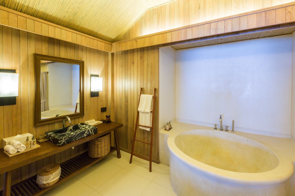 욕실 (Beachfront Pool Villa)