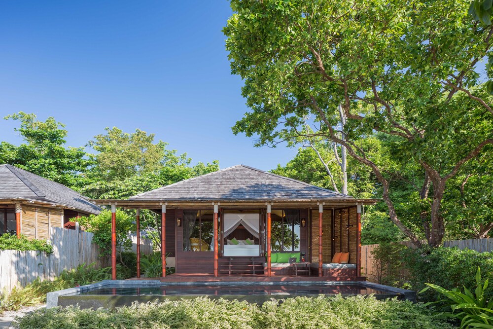 객실 (Beachfront Pool Villa)