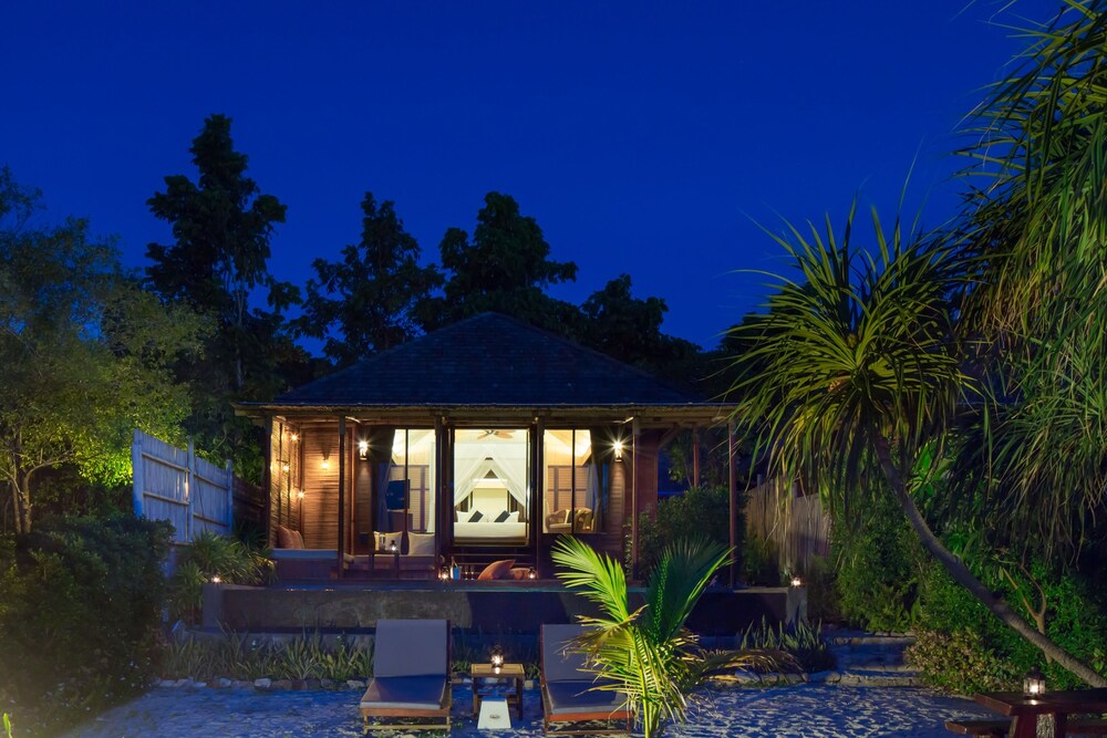 객실 (Beachfront Pool Villa)