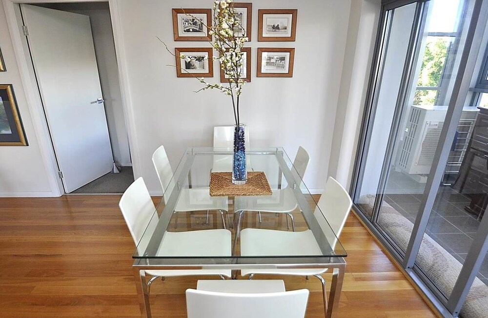 XNorth Sydney 16 Wal Furnished Apartment, 2 Bedrooms - In-Room Dining