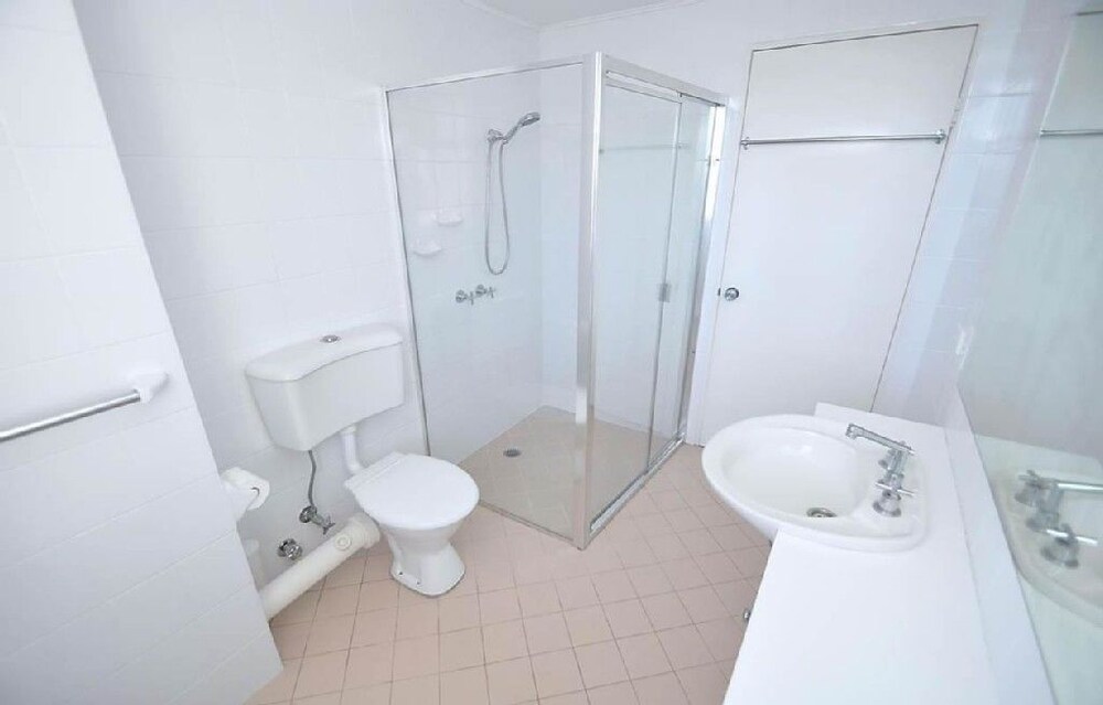 North Sydney 21 Rig Furnished Apartment - Bathroom