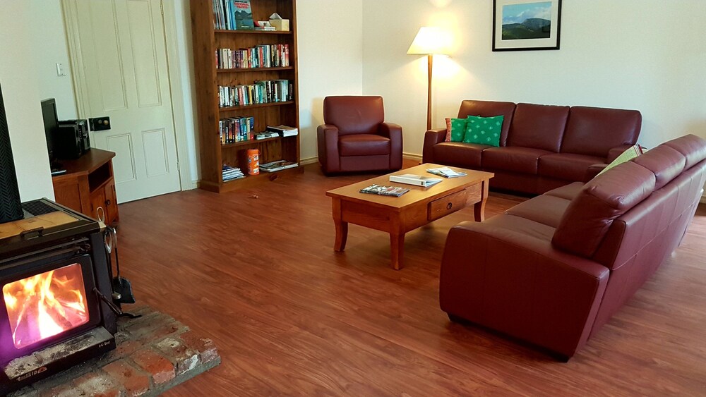 Cottage, 4 Bedrooms, Mountain View (2 Queen, 2 Single and 2 Bunk beds) - Living Room