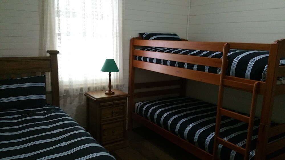 Cottage, 4 Bedrooms, Mountain View (2 Queen, 2 Single and 2 Bunk beds) - Guestroom