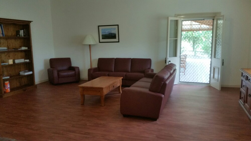 Cottage, 4 Bedrooms, Mountain View (2 Queen, 2 Single and 2 Bunk beds) - Living Area