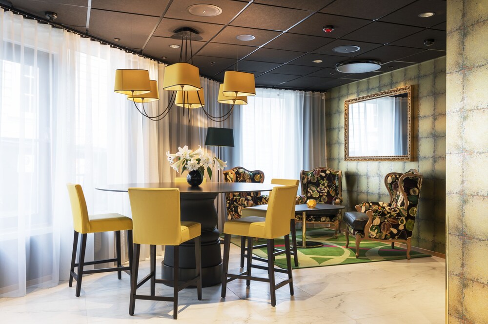 Lobby-lounge
