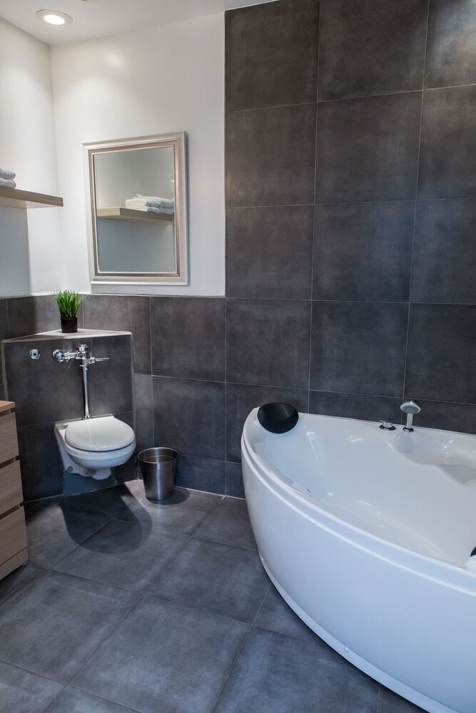 Deep Soaking Bathtub