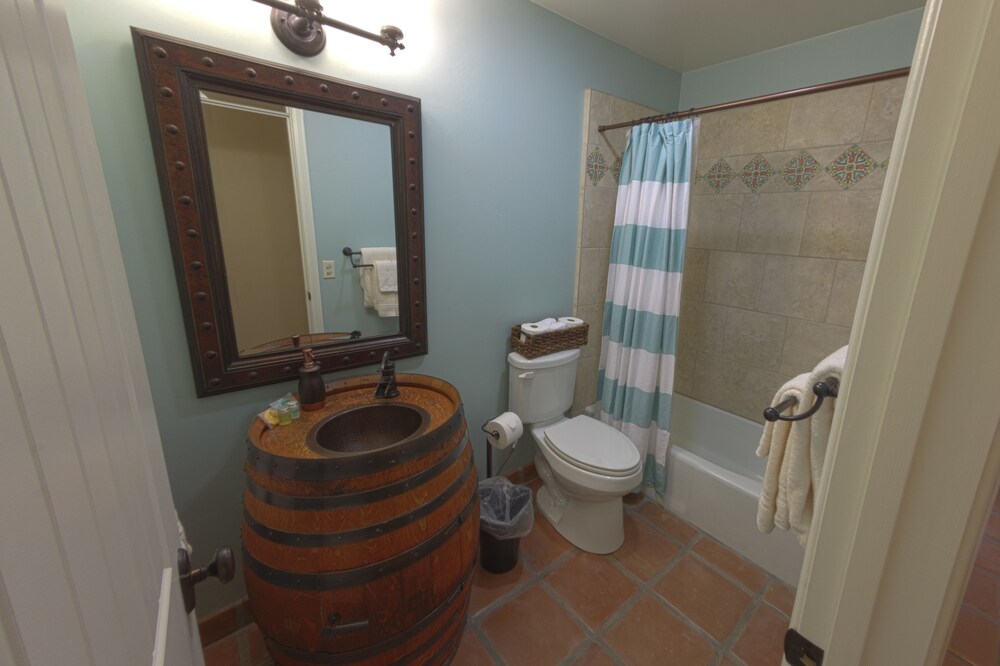 House, 4 Bedrooms - Bathroom