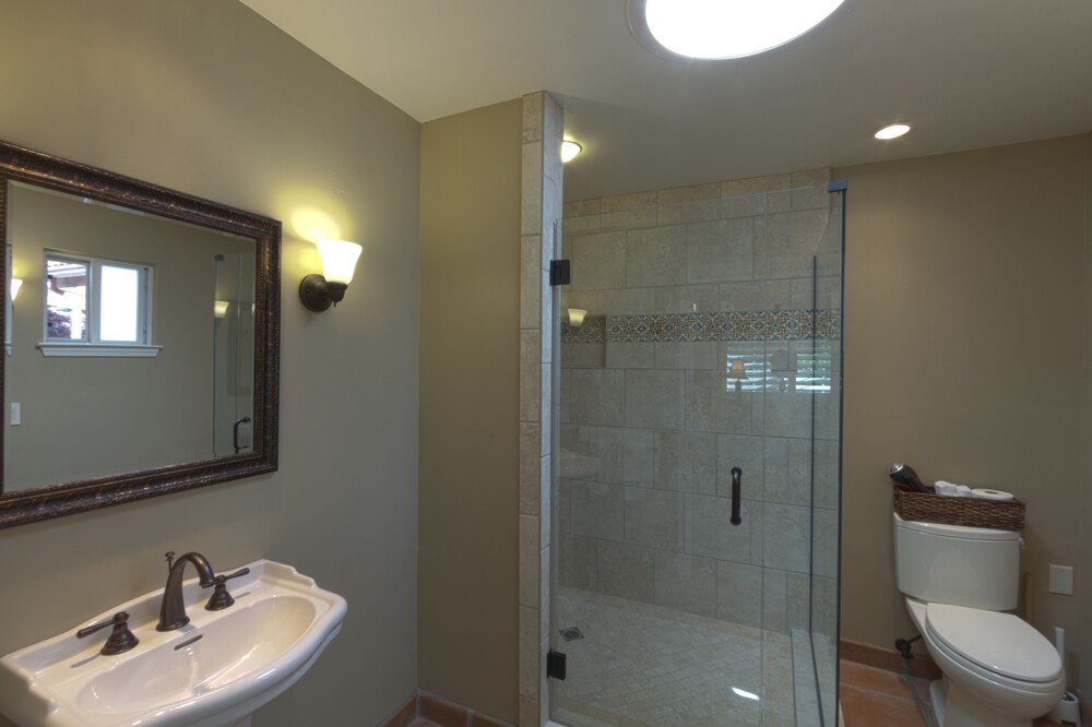House, 4 Bedrooms - Bathroom