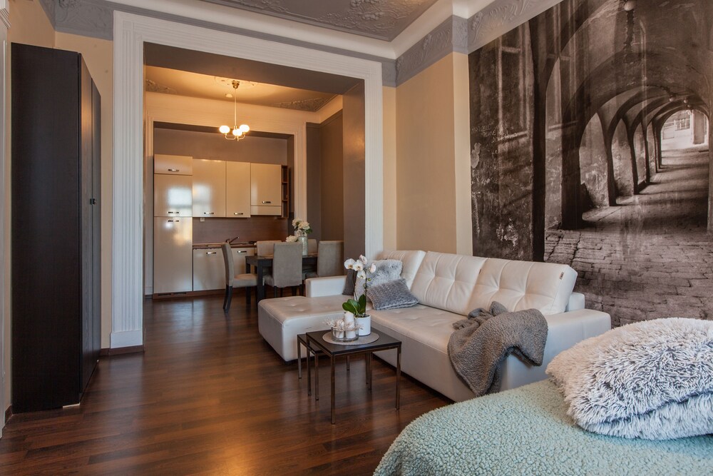 Keuken in kamer: Executive Family 2 Bedroom Apartment with Balcony (5 Adults)
