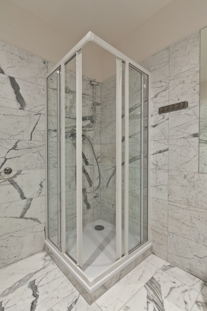 Deluxe Studio (2 Adults) - Bathroom
