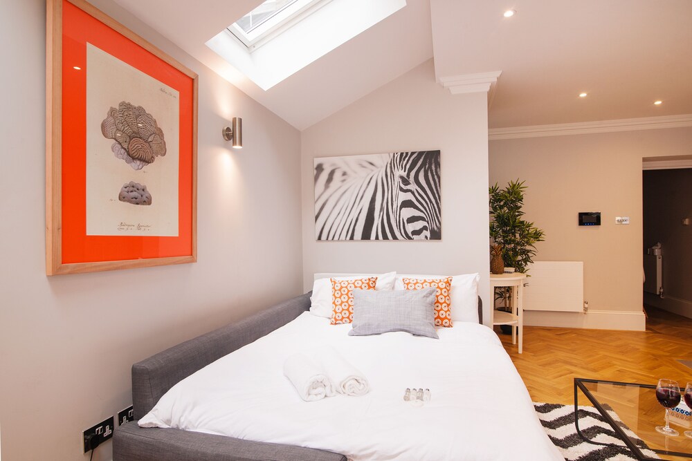 거실 (아파트, 침실 2개 (The Victorian Ongar Road House I))
