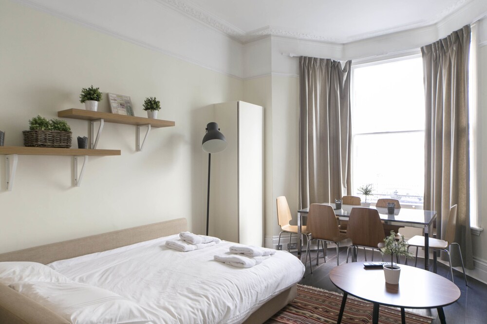 거실 (아파트, 침실 2개 (The Chelsea Ongar Retreat))
