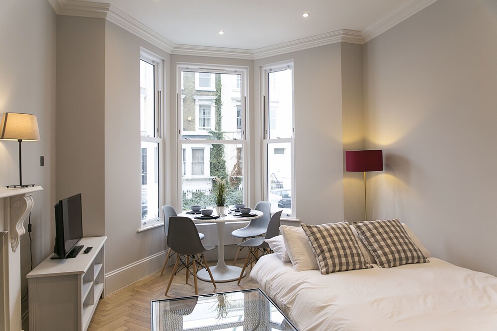 거실 (아파트, 침실 2개 (The Victorian Ongar Road House II))