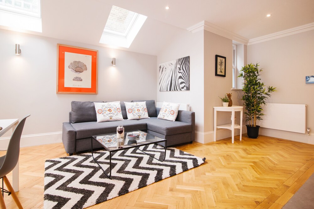 거실 (아파트, 침실 2개 (The Victorian Ongar Road House I))