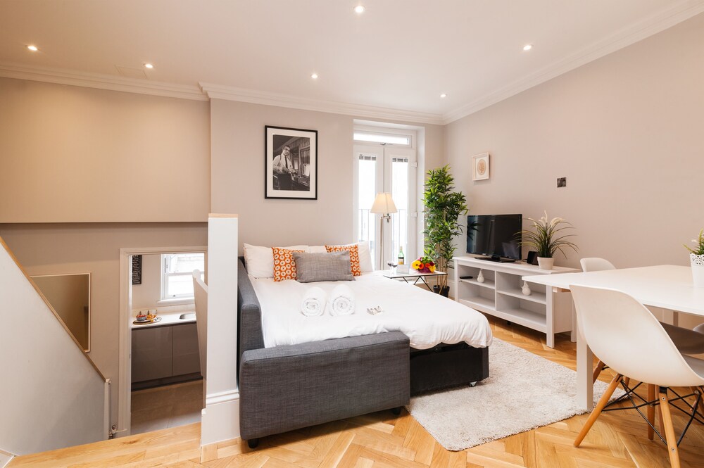 거실 (아파트, 침실 2개 (The Victorian Ongar Road House I))
