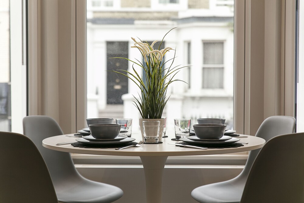 객실 내 식사 (아파트, 침실 2개 (The Victorian Ongar Road House II))
