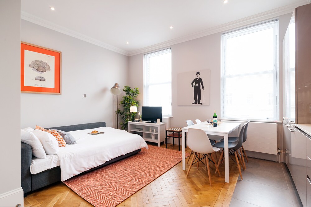 거실 (아파트, 침실 2개 (The Victorian Ongar Road House III))