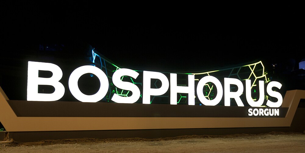 Hotelfassade am Abend/bei Nacht