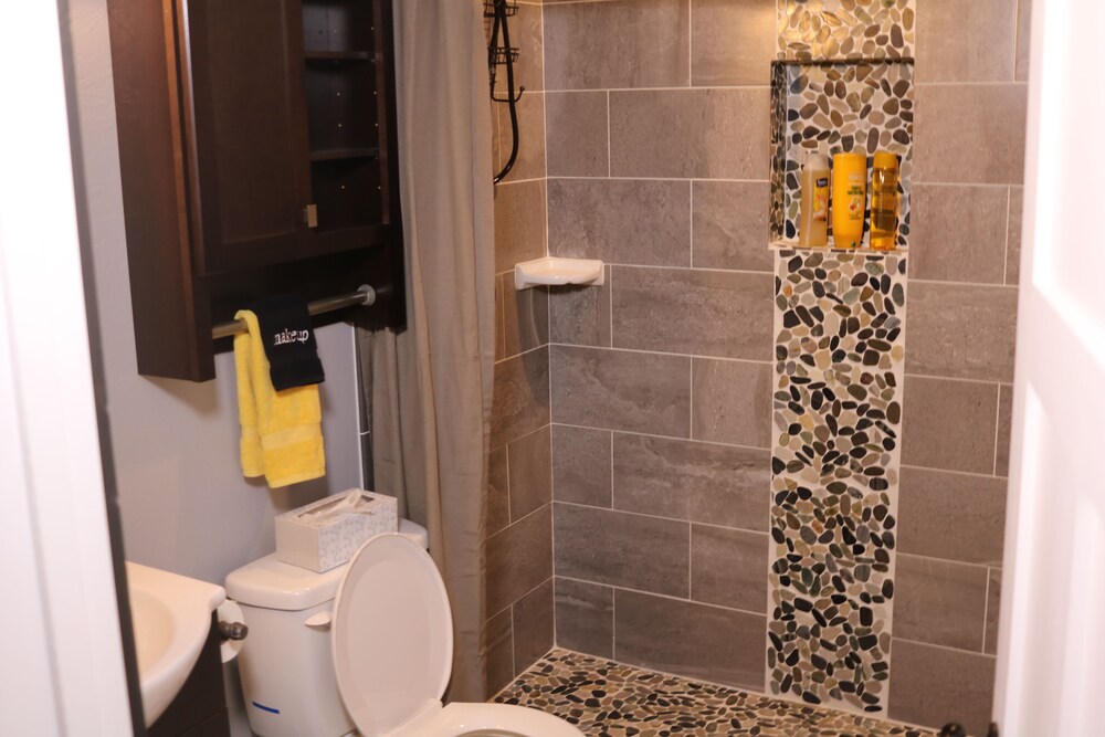 Dusche im Bad (Deluxe-Suite, 1 Schlafzimmer, Seeblick, Seeseite)