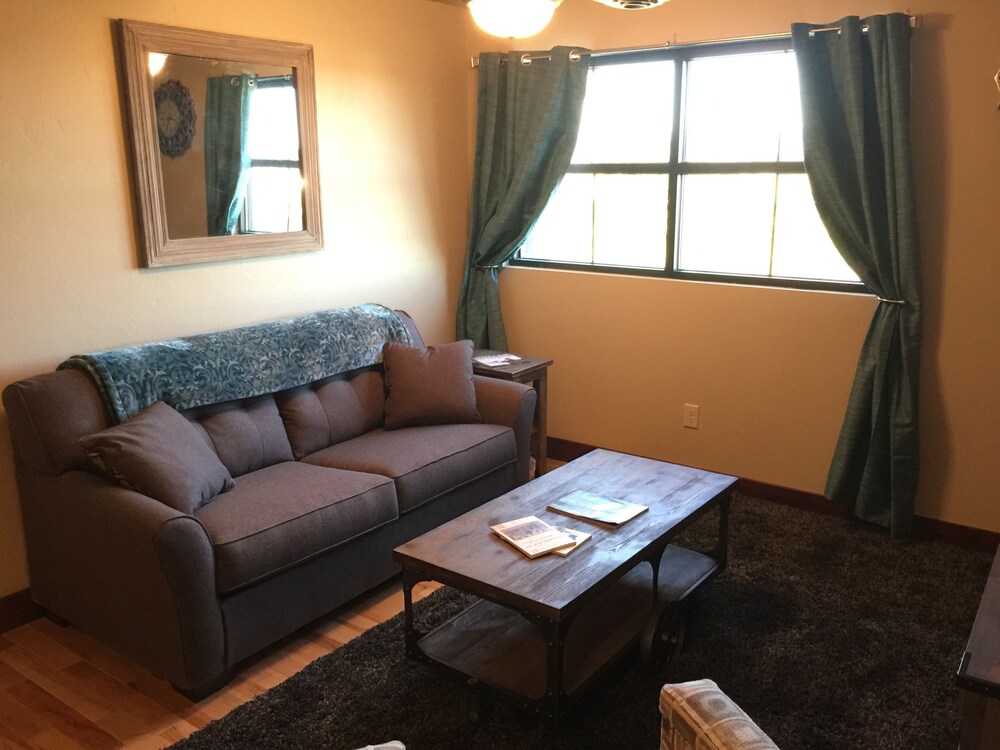 Wohnzimmer (Traditional Condo, 1 Queen Bed with Sofa bed, Non Smoking (Mountain View))