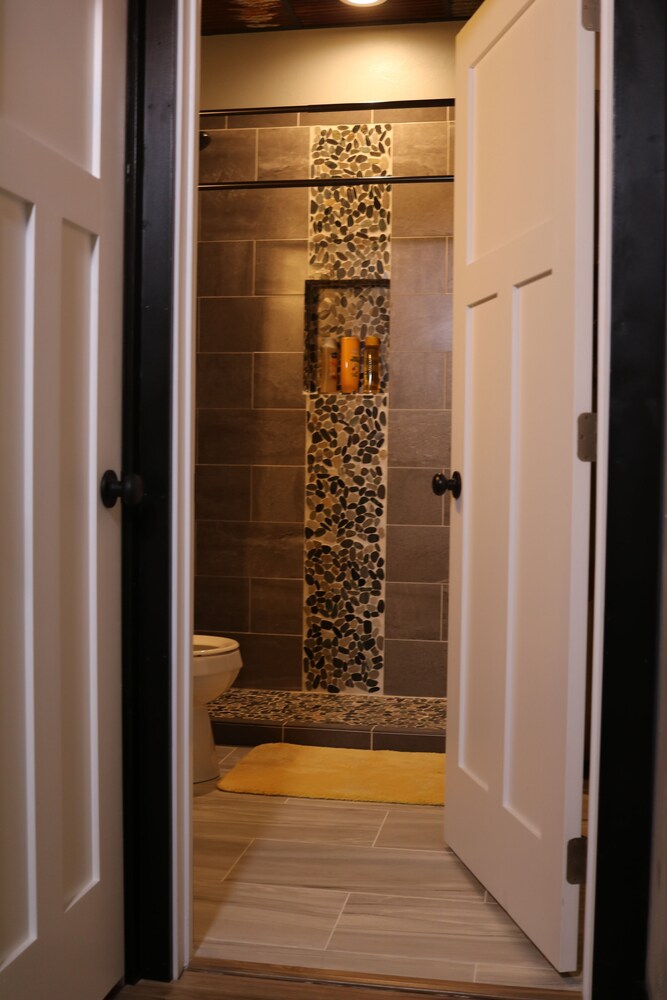 Dusche im Bad (Deluxe-Suite, 1 Schlafzimmer, Seeblick, Seeseite)