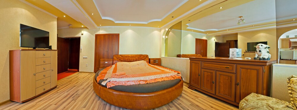 Romantic Apartment, Balcony (Zheltoksan Street 78) - Living Area