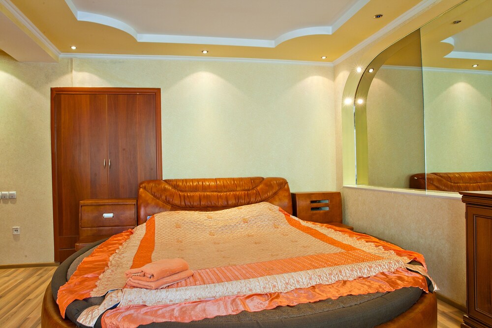 Romantic Apartment, Balcony (Zheltoksan Street 78) - Guestroom