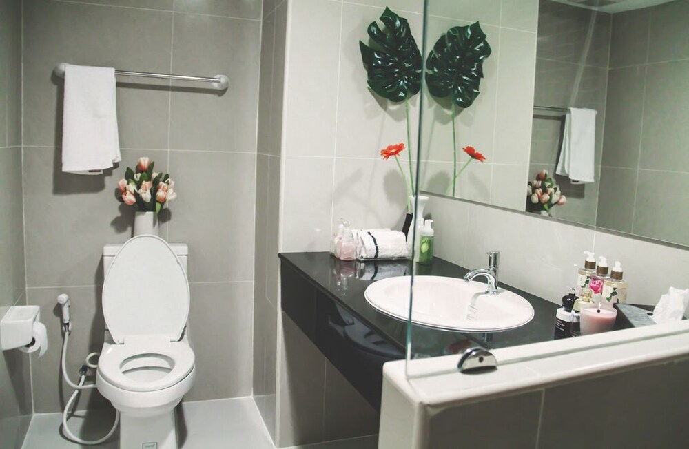 욕실 (2 Bedroom Apartment)