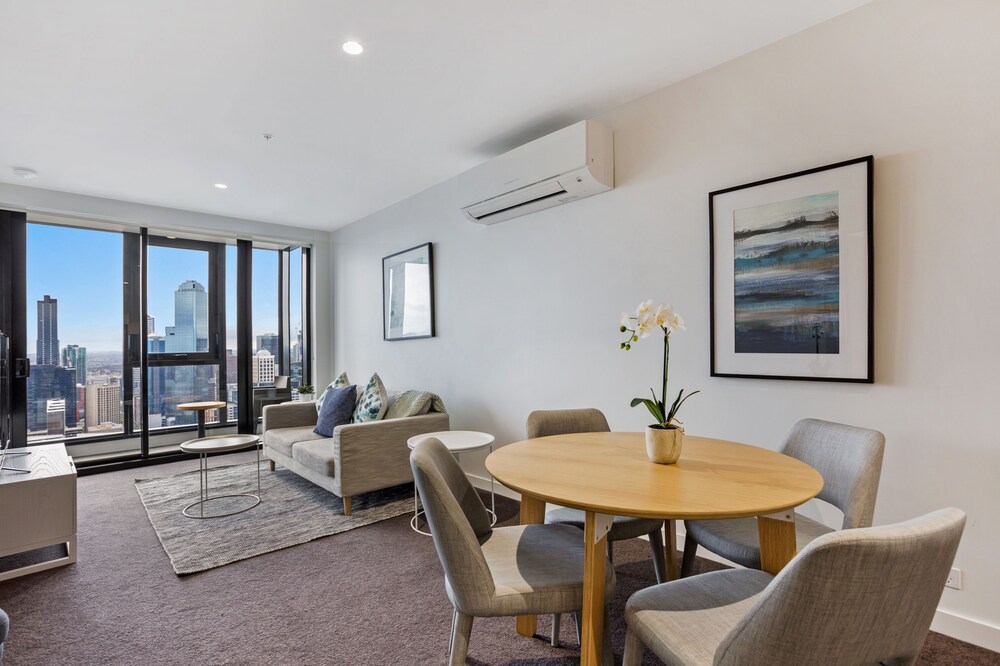 Deluxe Two Bedroom Two Bathroom en Suite - Living Room