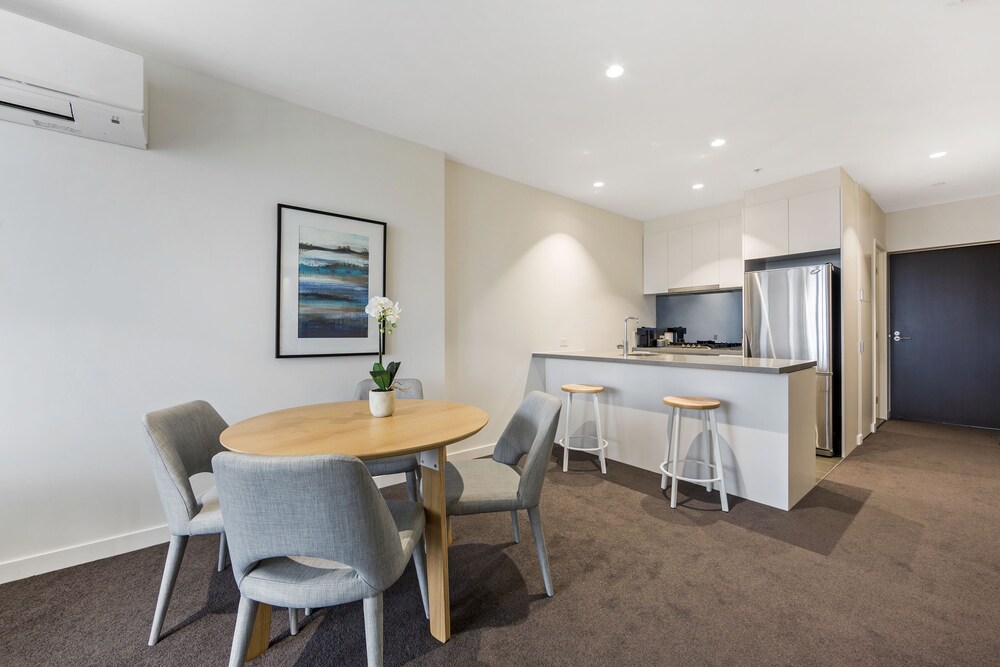 Deluxe Two Bedroom Two Bathroom en Suite - In-Room Dining