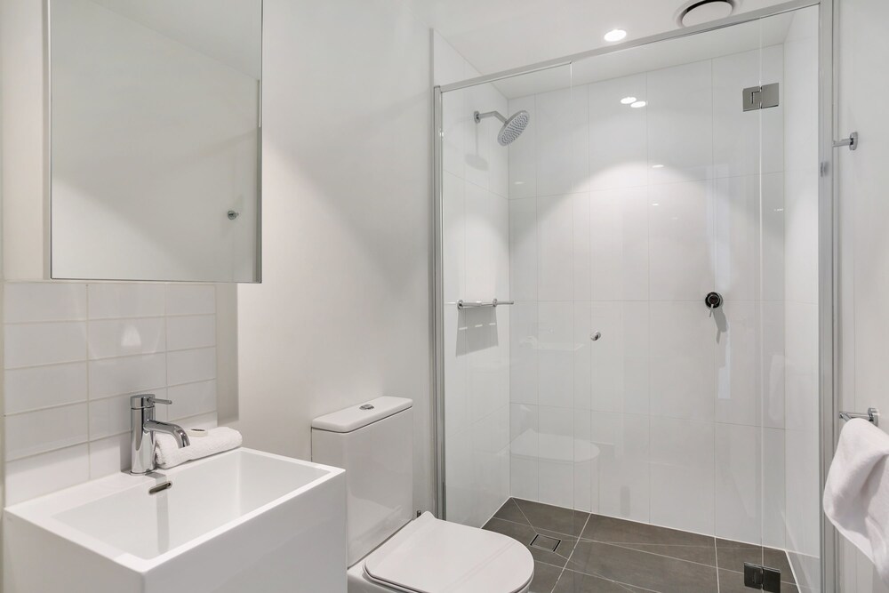 Executive One Bedroom Apartment - Bathroom