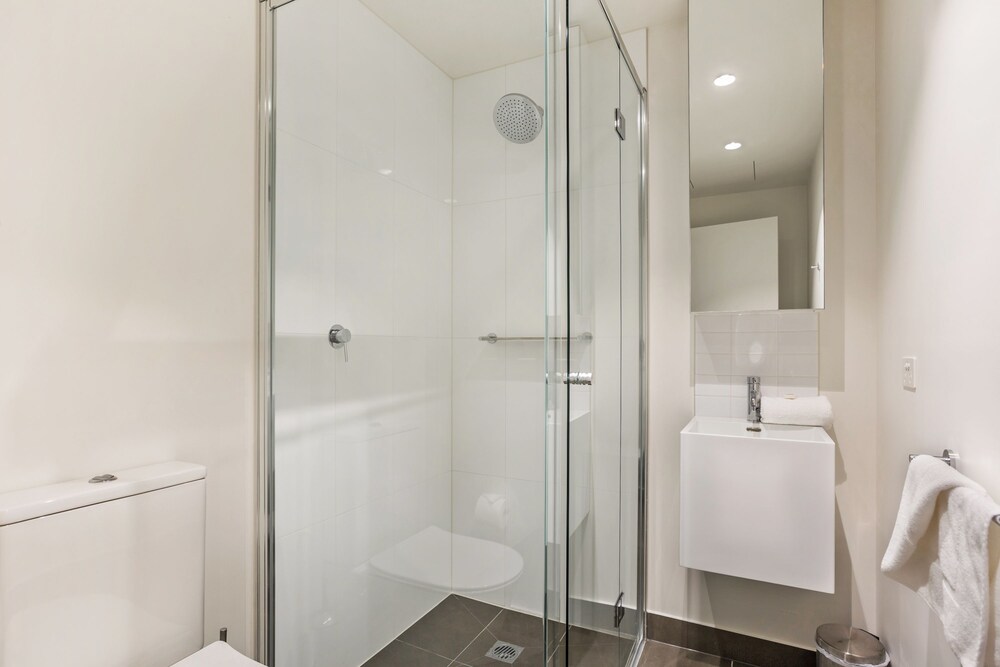 Deluxe Two Bedroom Two Bathroom en Suite - Bathroom Shower