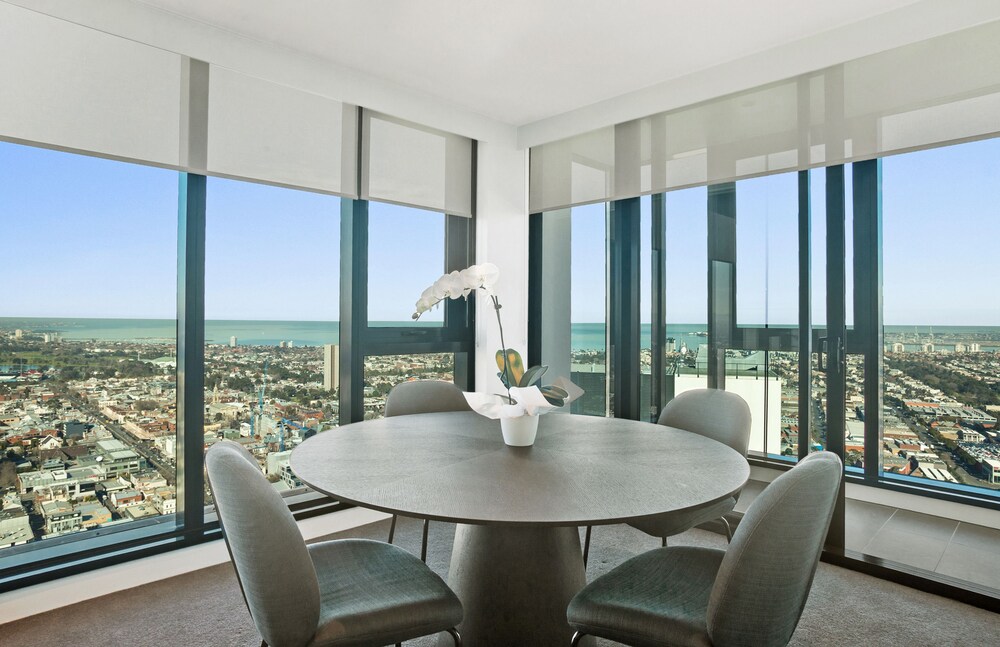 Executive Two Bedroom Two Bathroom Apartment - In-Room Dining