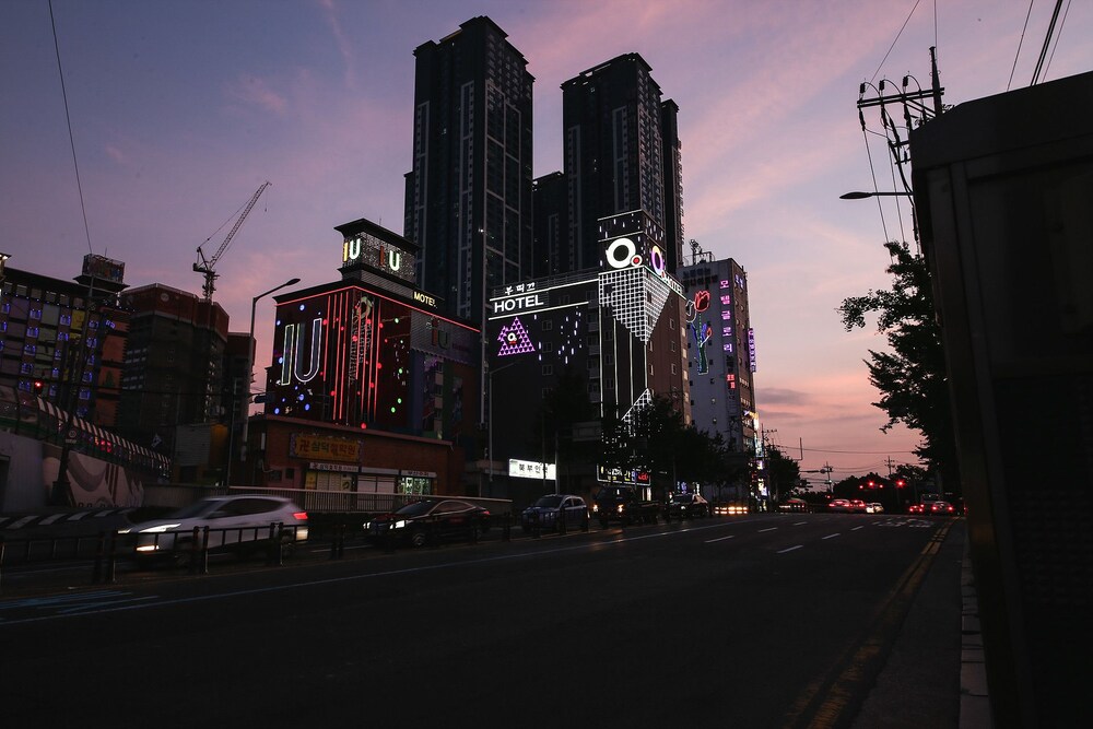 호텔 정면 - 저녁/밤