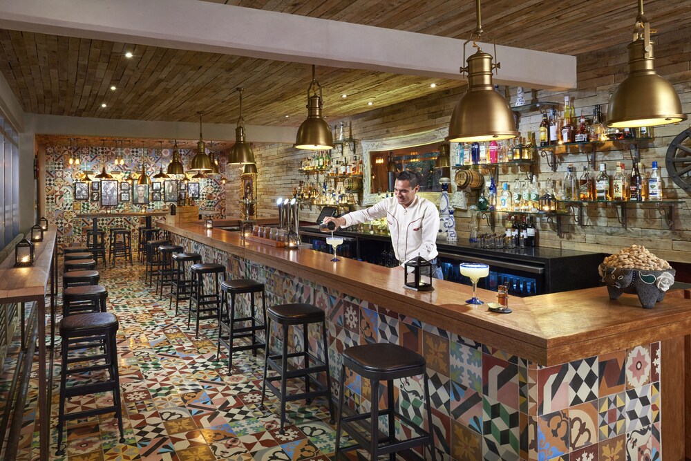 Hotel Bar