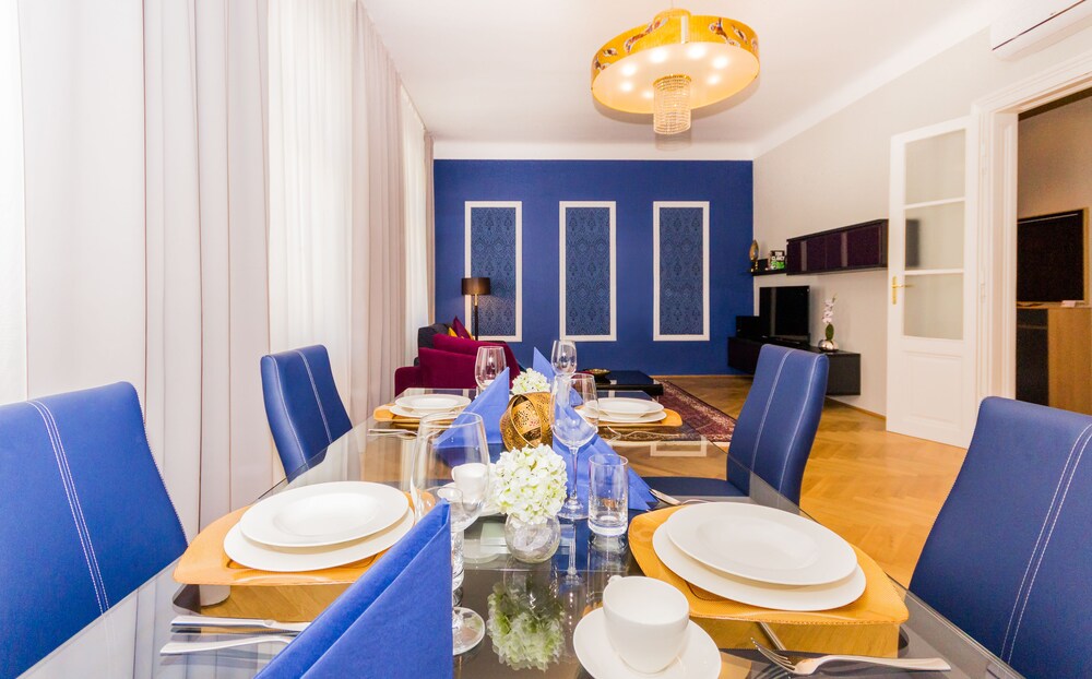 Essbereich im Zimmer (Deluxe-Maisonette, 1 King-Bett, Stadtblick)